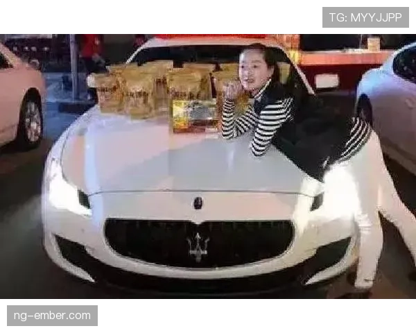 韦少真敢花，上一秒开豪车下一秒路边买方便面我服了
